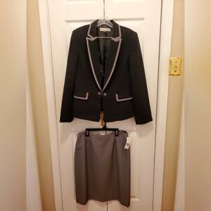 Tahari Arthur S. Levine  2 Pc Skirt Suit Blazer Garment Set size 10